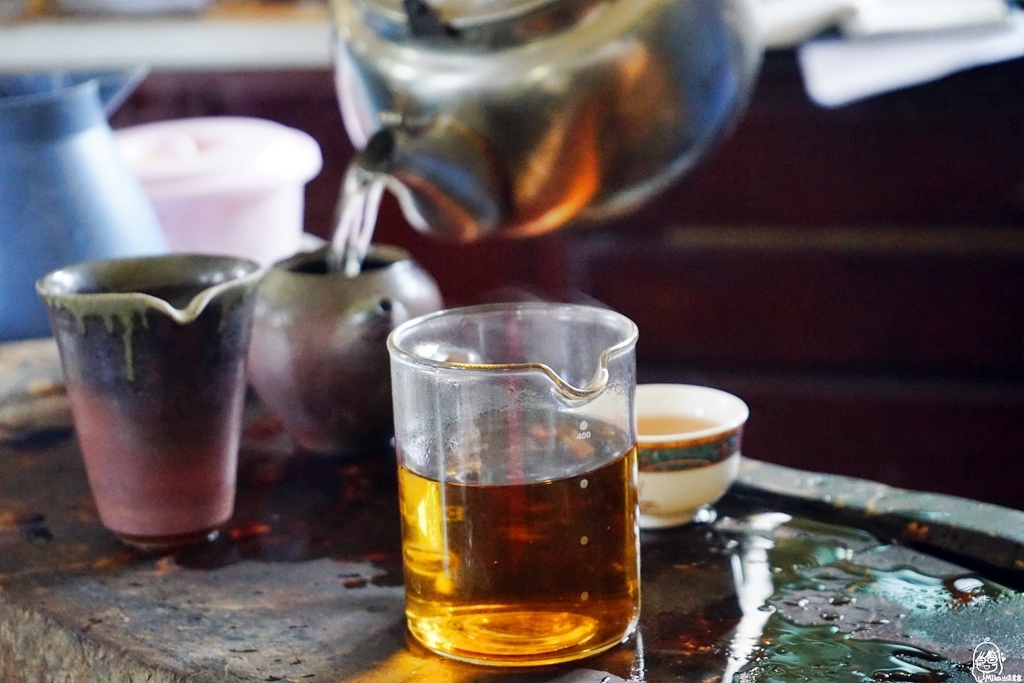 【苗栗】頭份 日新有機茶園｜以茶起家、有機栽培，品東方美人茶的香  嚐酸柑茶的客家風味，還可以走入茶園當一日採茶妹  體驗製茶流程。