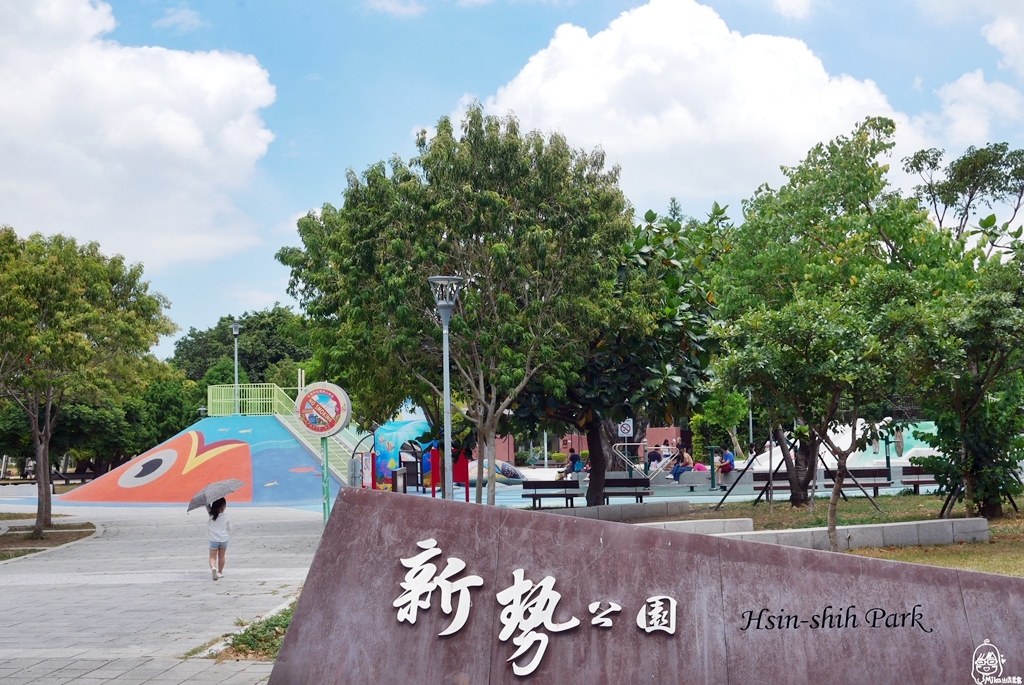 【桃園】中壢 親子免費景點推薦 老街溪河川教育中心＆新勢公園｜細說老街溪的故事 以河川為主題的教育中心  大推彩色時光隧道溜滑梯/新勢公園有超大海洋主題沙坑與攀岩場，讓小孩盡情放電的好地方。