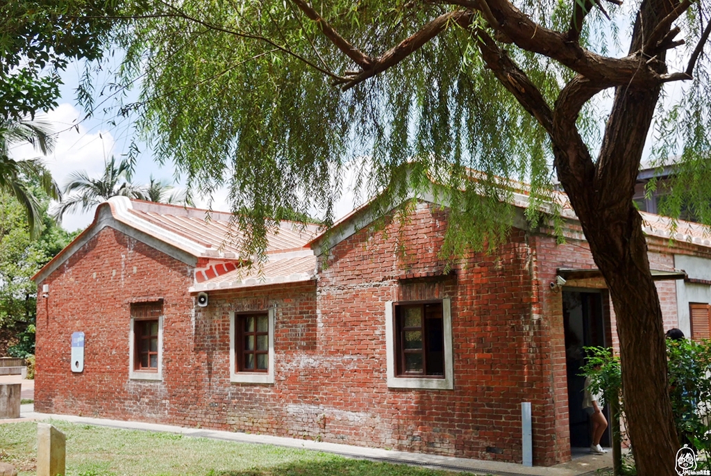 【桃園】中壢 親子免費景點推薦 老街溪河川教育中心＆新勢公園｜細說老街溪的故事 以河川為主題的教育中心  大推彩色時光隧道溜滑梯/新勢公園有超大海洋主題沙坑與攀岩場，讓小孩盡情放電的好地方。