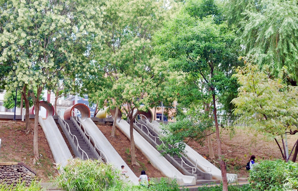 【桃園】中壢 親子免費景點推薦 老街溪河川教育中心＆新勢公園｜細說老街溪的故事 以河川為主題的教育中心  大推彩色時光隧道溜滑梯/新勢公園有超大海洋主題沙坑與攀岩場，讓小孩盡情放電的好地方。