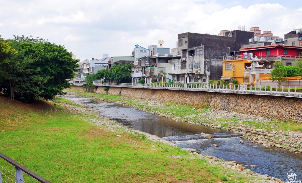 【桃園】中壢 親子免費景點推薦 老街溪河川教育中心＆新勢公園｜細說老街溪的故事 以河川為主題的教育中心  大推彩色時光隧道溜滑梯/新勢公園有超大海洋主題沙坑與攀岩場，讓小孩盡情放電的好地方。