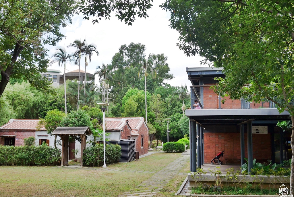 【桃園】中壢 親子免費景點推薦 老街溪河川教育中心＆新勢公園｜細說老街溪的故事 以河川為主題的教育中心  大推彩色時光隧道溜滑梯/新勢公園有超大海洋主題沙坑與攀岩場，讓小孩盡情放電的好地方。