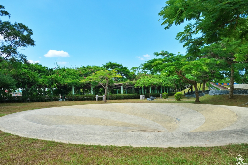 【桃園】 龍潭運動公園｜桃園都會公園最推薦  免費親子戲水池 、綠林公園還有戰鬥機、戰車展示區。