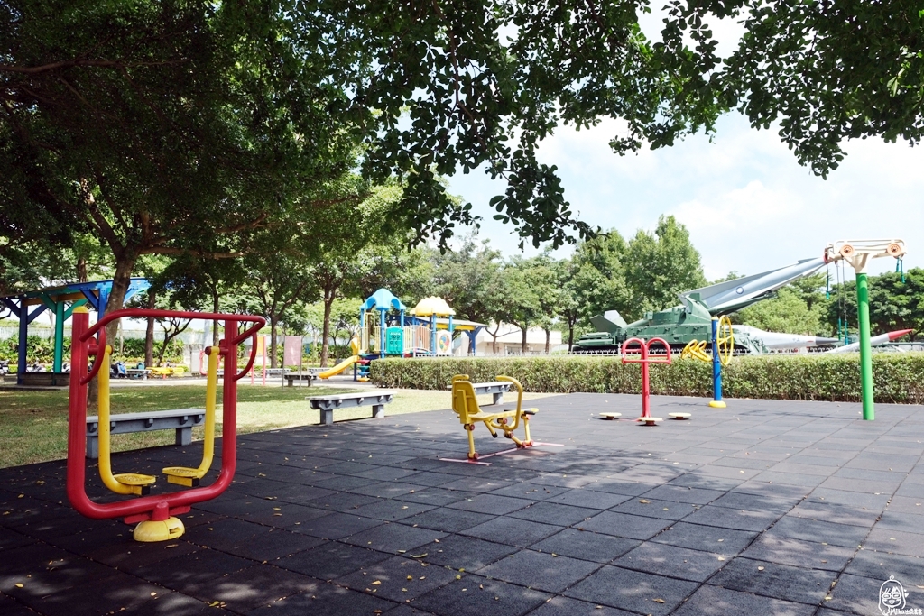 【桃園】 龍潭運動公園｜桃園都會公園最推薦  免費親子戲水池 、綠林公園還有戰鬥機、戰車展示區。