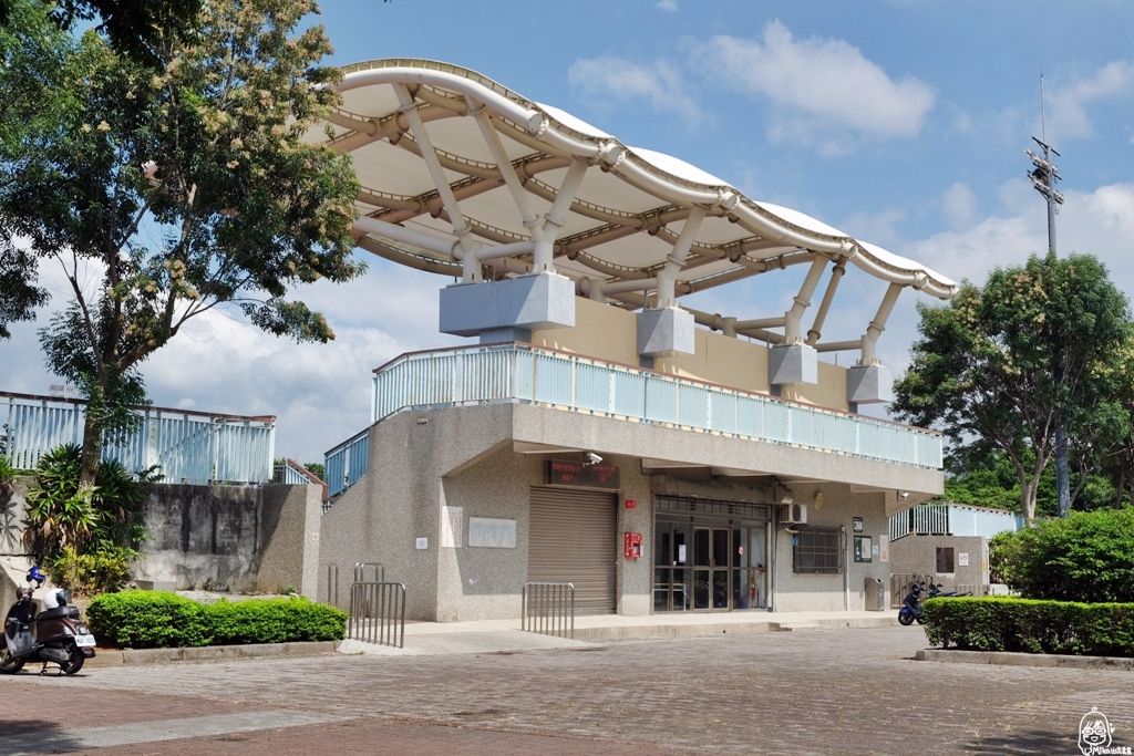 【桃園】 龍潭運動公園｜桃園都會公園最推薦  免費親子戲水池 、綠林公園還有戰鬥機、戰車展示區。