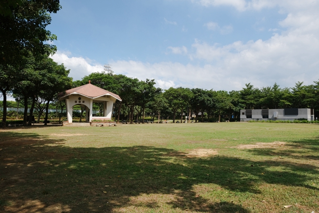 【桃園】 龍潭運動公園｜桃園都會公園最推薦  免費親子戲水池 、綠林公園還有戰鬥機、戰車展示區。