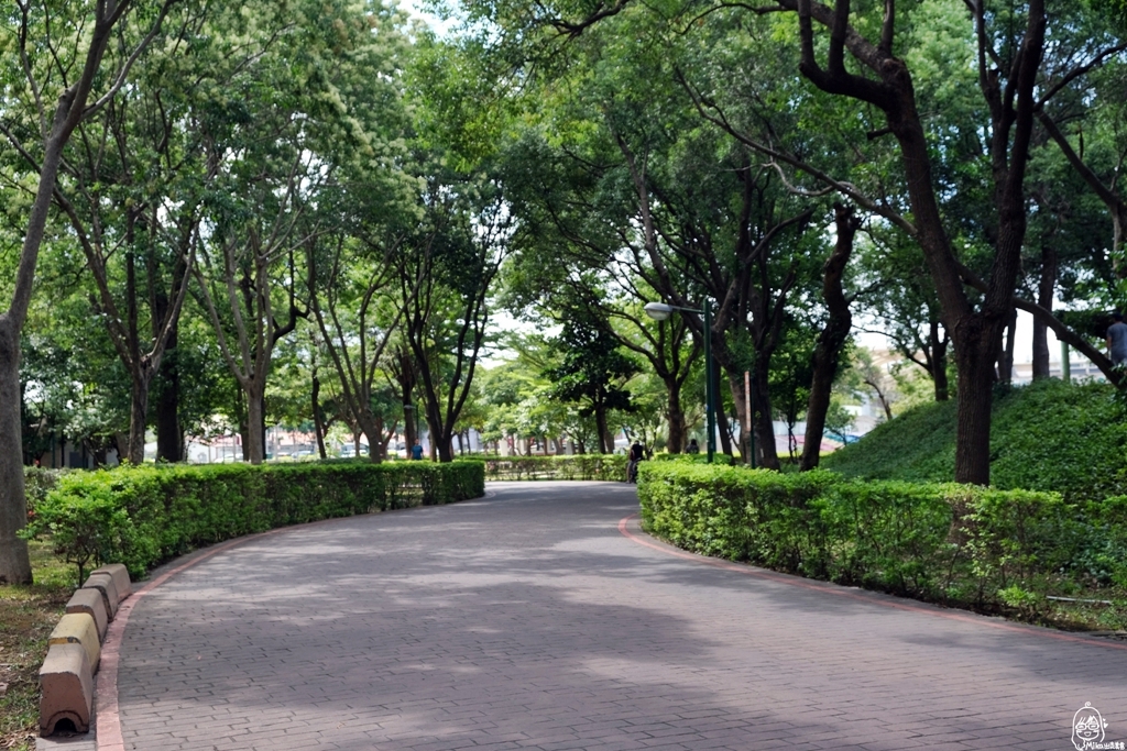 【桃園】 龍潭運動公園｜桃園都會公園最推薦  免費親子戲水池 、綠林公園還有戰鬥機、戰車展示區。