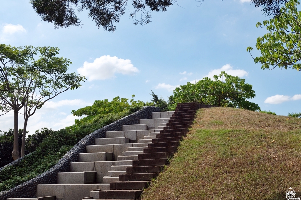 【桃園】 龍潭運動公園｜桃園都會公園最推薦  免費親子戲水池 、綠林公園還有戰鬥機、戰車展示區。