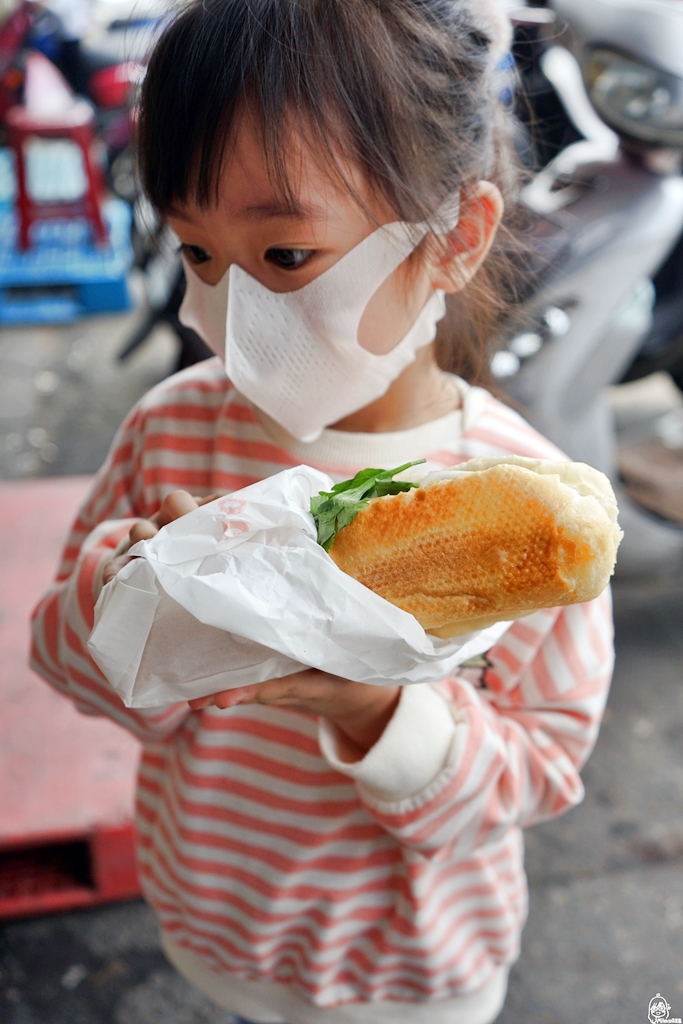 【桃園】中壢 阿箴越南法國麵包｜忠貞市場必吃  在地排隊名店 超巨又酥脆飽滿的越南法國麵包  真材實料銅板價！