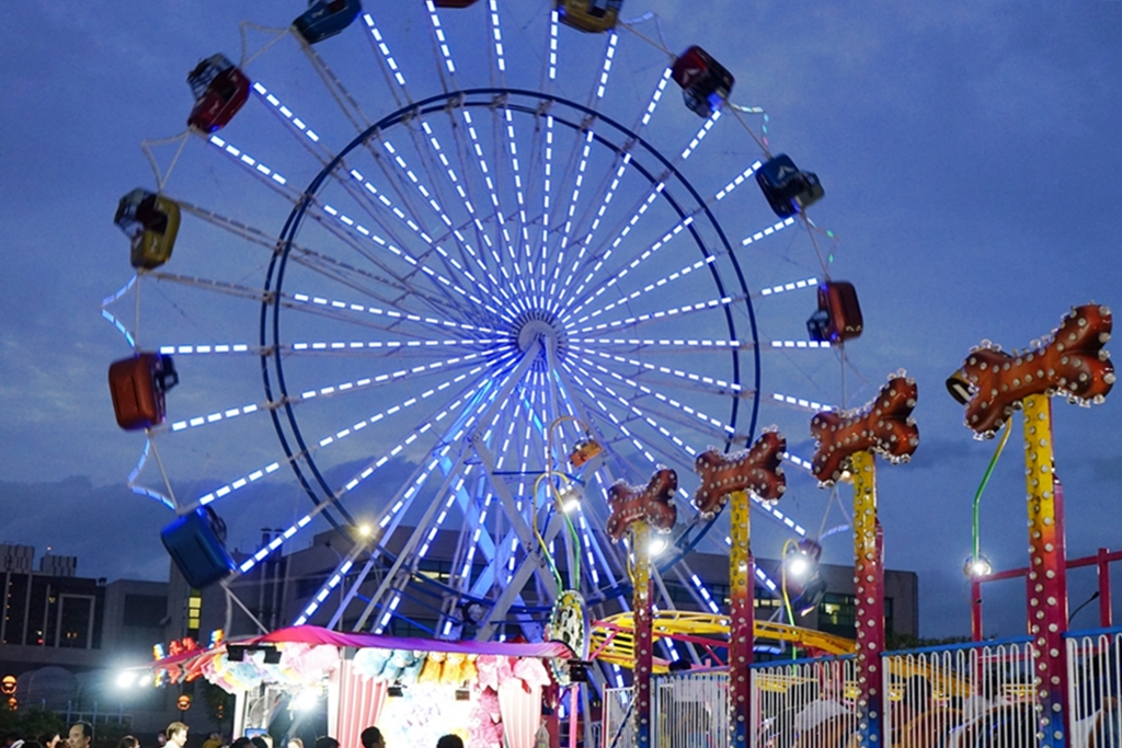 『桃園。青埔』JETS嘉年華遊樂園 桃園場｜來自歐美 城市裡的移動式遊樂園，更是桃園最新、最刺激 65天限定隱藏版景點！快來體驗全台最快、最恐怖360度旋轉的瘋狂尖叫摩天輪！