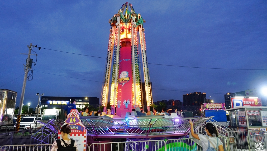 『桃園。青埔』JETS嘉年華遊樂園 桃園場｜來自歐美 城市裡的移動式遊樂園，更是桃園最新、最刺激 65天限定隱藏版景點！快來體驗全台最快、最恐怖360度旋轉的瘋狂尖叫摩天輪！