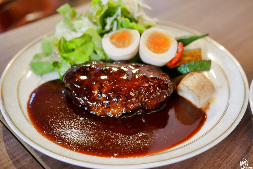 『台中。南屯區』 無米藏 和洋食｜一週只賣四天 沒預約想吃就得碰運氣，來自日本越光米煮成的土鍋炊飯＆與日本同步的美味 黑毛和牛 漢堡排專門店。