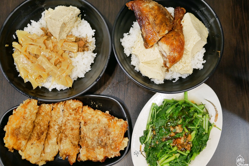 【桃園】南崁 大小魯肉飯｜超人氣大小魯肉飯搬家後新址   在地人推薦必吃雞排飯，雞排超大又好吃，根本是雞排蓋（住）飯 。