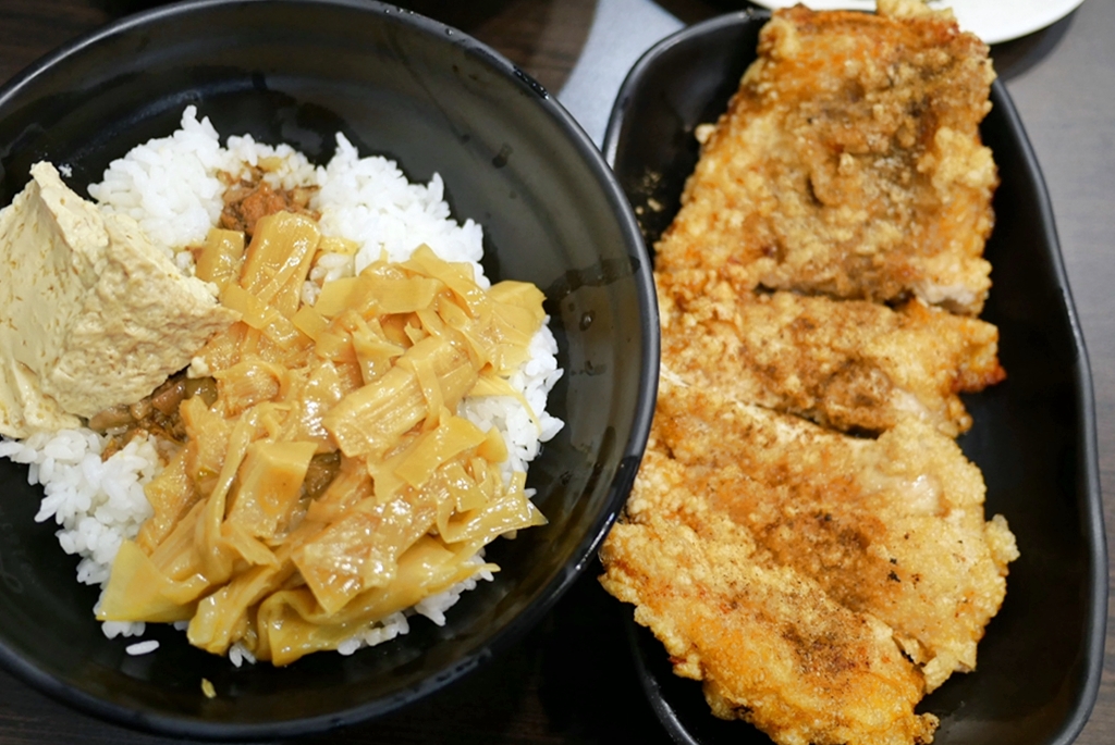 【桃園】南崁 大小魯肉飯｜超人氣大小魯肉飯搬家後新址   在地人推薦必吃雞排飯，雞排超大又好吃，根本是雞排蓋（住）飯 。