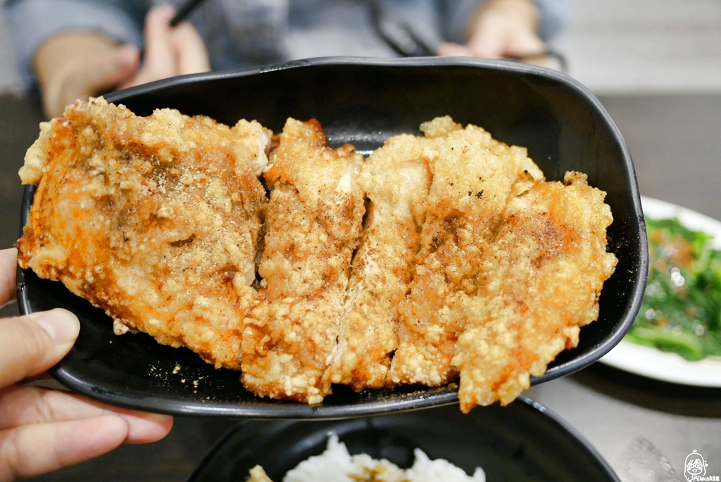 【桃園】南崁 大小魯肉飯｜超人氣大小魯肉飯搬家後新址   在地人推薦必吃雞排飯，雞排超大又好吃，根本是雞排蓋（住）飯 。