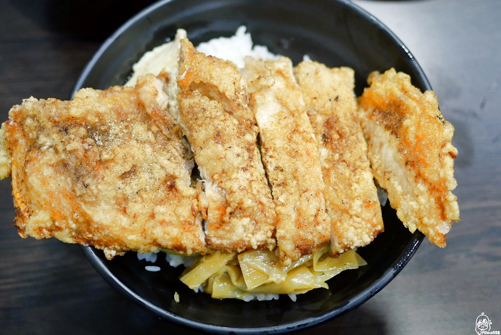 【桃園】南崁 大小魯肉飯｜超人氣大小魯肉飯搬家後新址   在地人推薦必吃雞排飯，雞排超大又好吃，根本是雞排蓋（住）飯 。