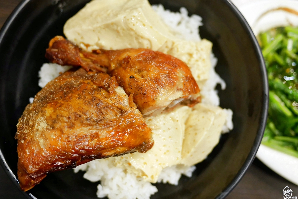 【桃園】南崁 大小魯肉飯｜超人氣大小魯肉飯搬家後新址   在地人推薦必吃雞排飯，雞排超大又好吃，根本是雞排蓋（住）飯 。