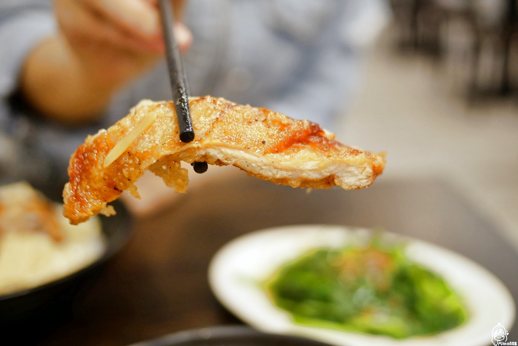 【桃園】南崁 大小魯肉飯｜超人氣大小魯肉飯搬家後新址   在地人推薦必吃雞排飯，雞排超大又好吃，根本是雞排蓋（住）飯 。