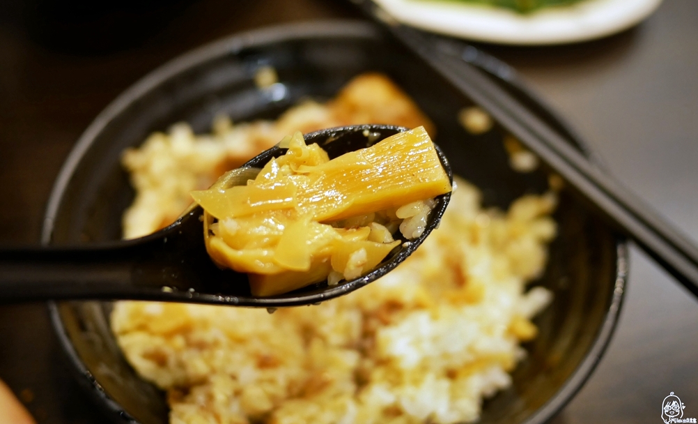 【桃園】南崁 大小魯肉飯｜超人氣大小魯肉飯搬家後新址   在地人推薦必吃雞排飯，雞排超大又好吃，根本是雞排蓋（住）飯 。