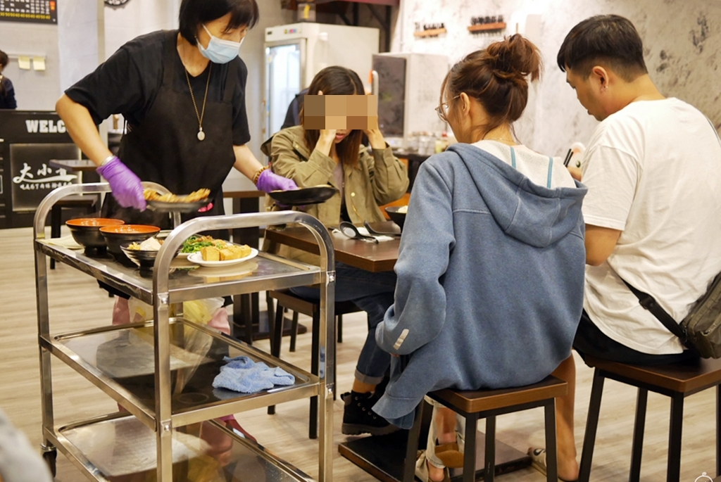 【桃園】南崁 大小魯肉飯｜超人氣大小魯肉飯搬家後新址   在地人推薦必吃雞排飯，雞排超大又好吃，根本是雞排蓋（住）飯 。