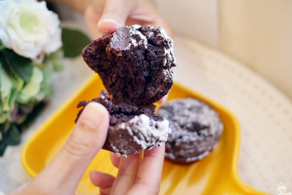 【食譜】巧克力布朗尼＆熔岩巧克力｜氣炸鍋烤甜點就是這麼簡單   酥皮軟心 濃烈苦甜大人味布朗尼與熔岩巧克力，文末有手繪食譜參考。