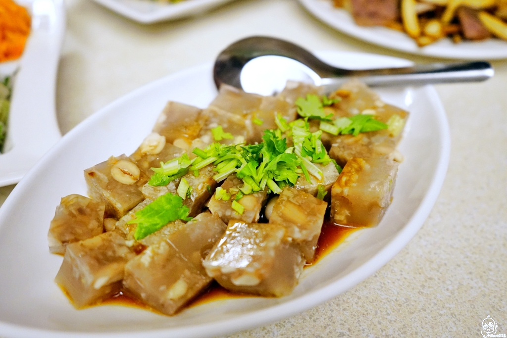 【台中】山東開心小館｜谷關溫泉區 周邊推薦美食  白色歐風建築賣道地山東眷村料理  必吃手工蔥油餅。