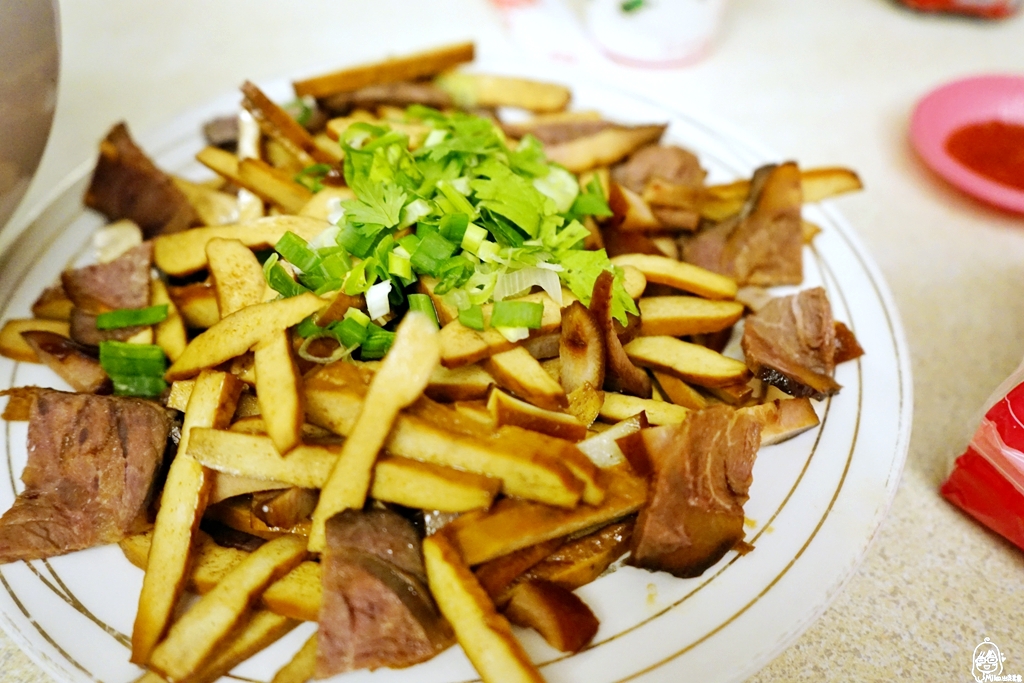 【台中】山東開心小館｜谷關溫泉區 周邊推薦美食  白色歐風建築賣道地山東眷村料理  必吃手工蔥油餅。