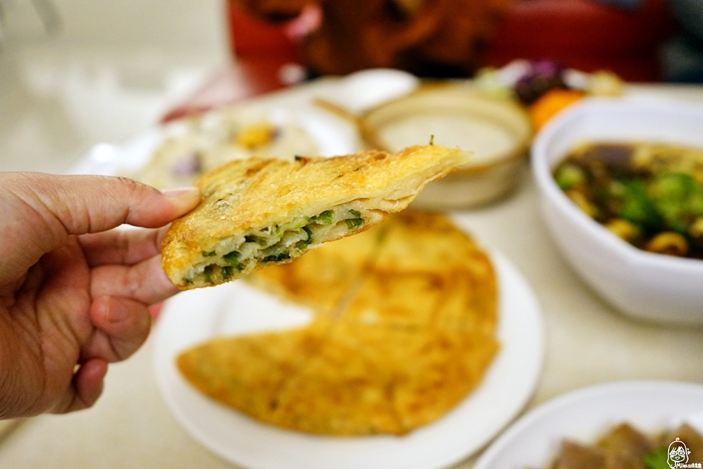 【台中】山東開心小館｜谷關溫泉區 周邊推薦美食  白色歐風建築賣道地山東眷村料理  必吃手工蔥油餅。