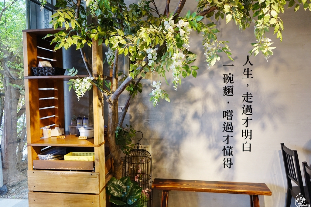 【苗栗】 頭份 麵容餃好｜交流道下 最美復古文青風麵店！阿姨手工現包水餃、麵食，超好吃小菜任你選，大推必買溫體黑豬肉冷凍水餃。