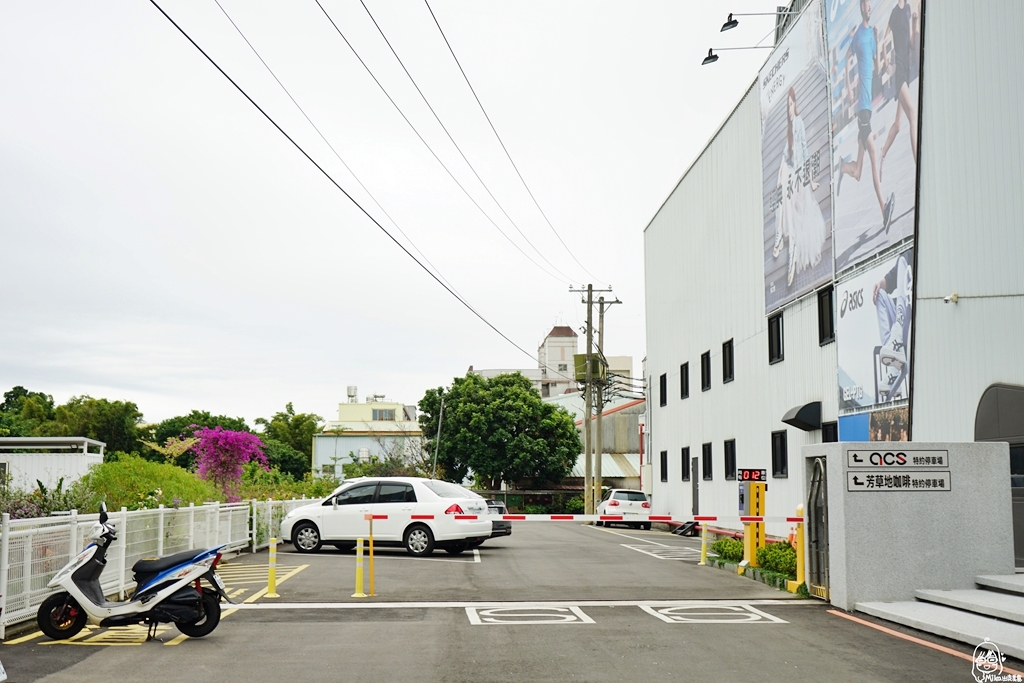 【台中】 ACS跨運動體驗店｜全台最美鞋牆 潮流時尚科技運動風體驗店  將實體店舖商品虛擬化  手機掃一下QR Code 虛擬鞋牆、虛擬倉庫全現形， 還有鮮肉店員隨時等妳召喚喔。