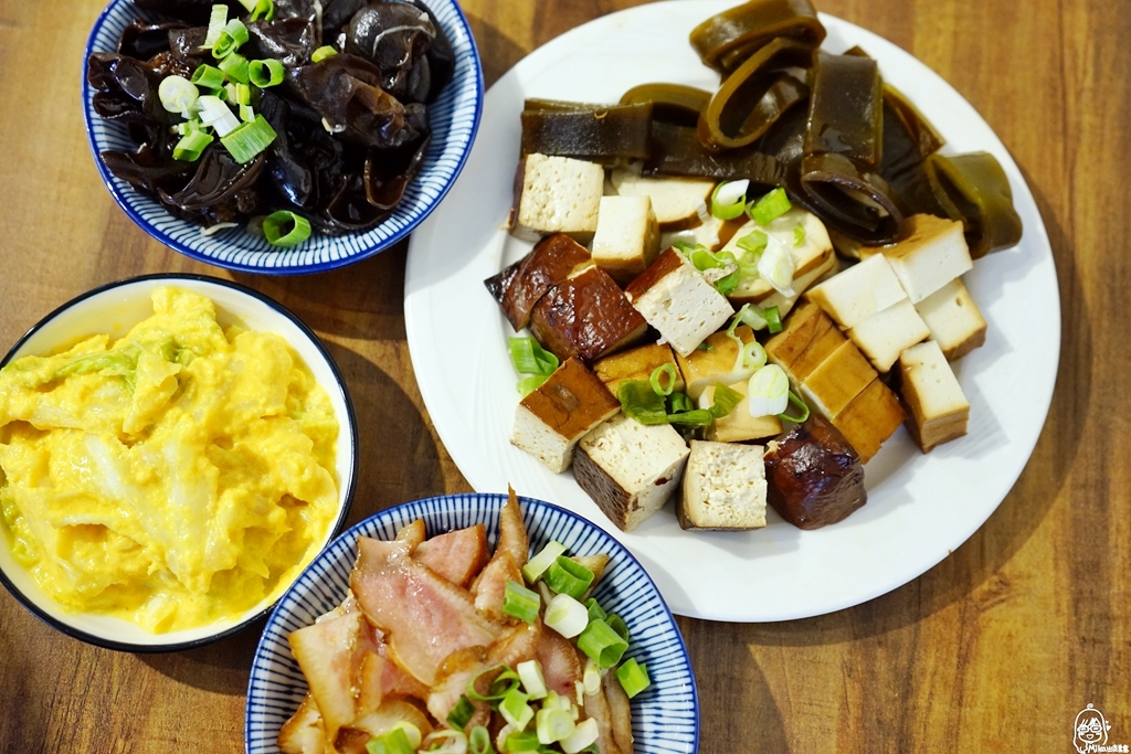 苗栗排隊美食 麵容餃好｜頭份最美  竹南最有質感 復古文青風麵店。客家風味小菜、麵食還有手工現包水餃以及店內燒仙草讓你喝到飽！