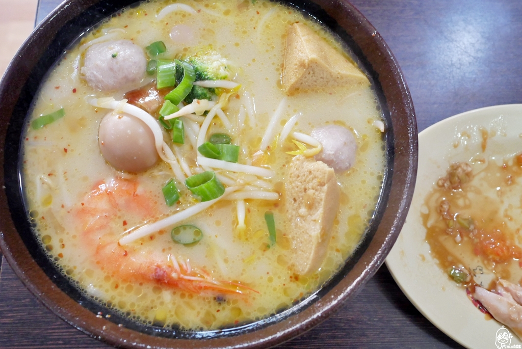 桃園 新加坡海南雞飯（正宗）｜桃園最好吃又平價，百元不到的海南雞飯在這裡！還有料多湯濃的海鮮叻沙拉麵必點。