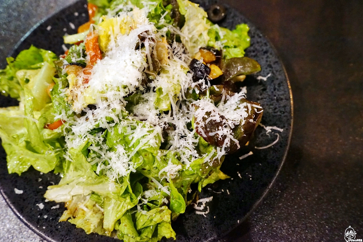 【桃園】  LLLpizzeria.參角披薩坊｜中路美食推薦  google近500則評價  4.6顆星  手工現點現做拿坡里披薩  烤餅薄脆中帶著軟Q口感  風格獨特料多味美。