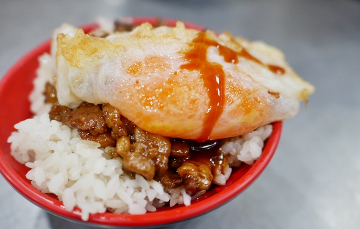 新竹宵夜  無刺虱目魚肚湯 魯肉飯發財車｜路邊發財車的台味小吃宵夜美食 魯肉飯加蛋超推 營業到凌晨四點半。