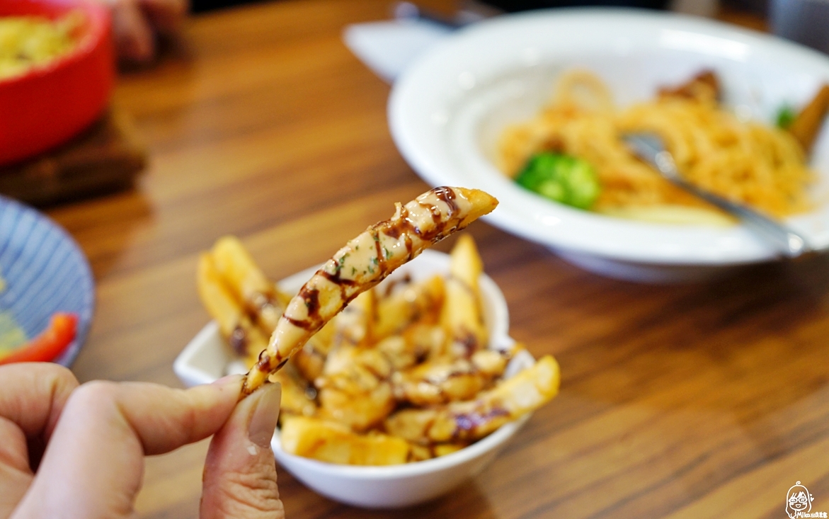 台南  Jacaranda小森活｜餐廳裡有一座小森林  這裡的餐擺盤很美  平價大份量  每一道美味醬汁尾韻都帶點台南甜。