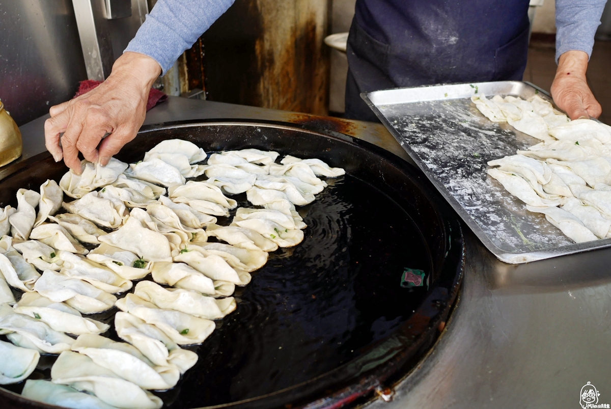 【苗栗】 苑裡煎餃｜在地隱藏版口袋名單 一個6元 酥脆如餅乾  亂包造型超有個性 韭菜餡鮮香濃郁 我心中第一名煎餃。