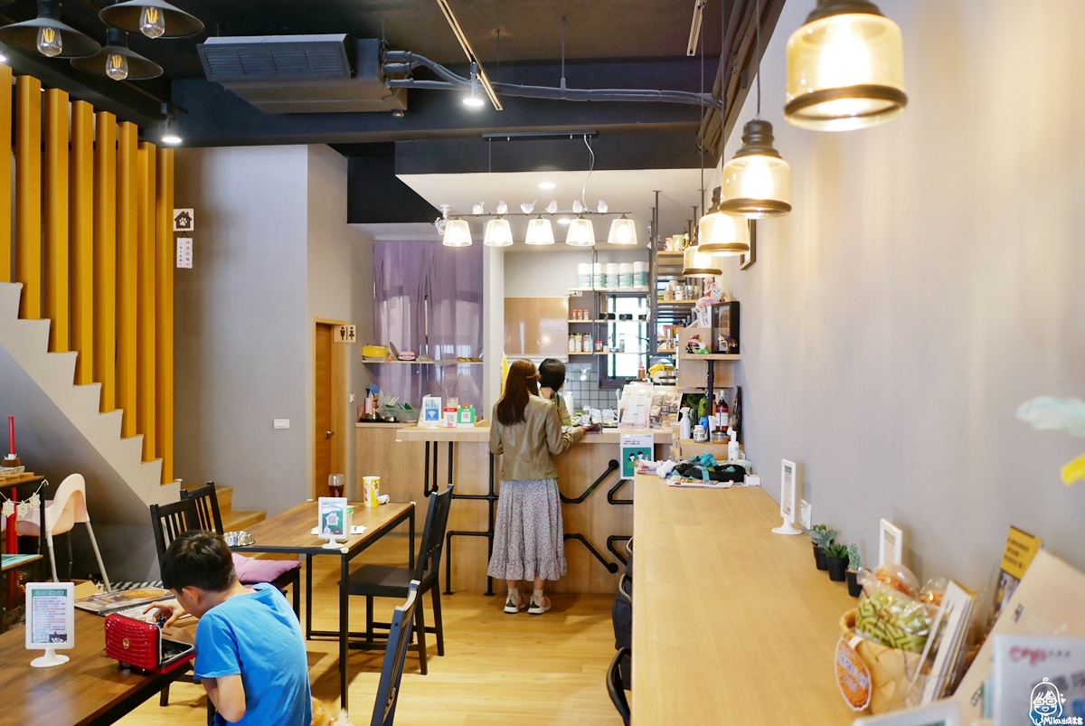 桃園  汪森市WonderCoffee 寵物咖啡餐廳｜桃園CP值最高的寵物餐廳  google評價近百則 4.8高分 是一家結合寵物旅館X咖啡廳X簡餐X選物店的親子寵物友善空間，平價大份量的樸實家常味 還有提供寵物鮮食喔。