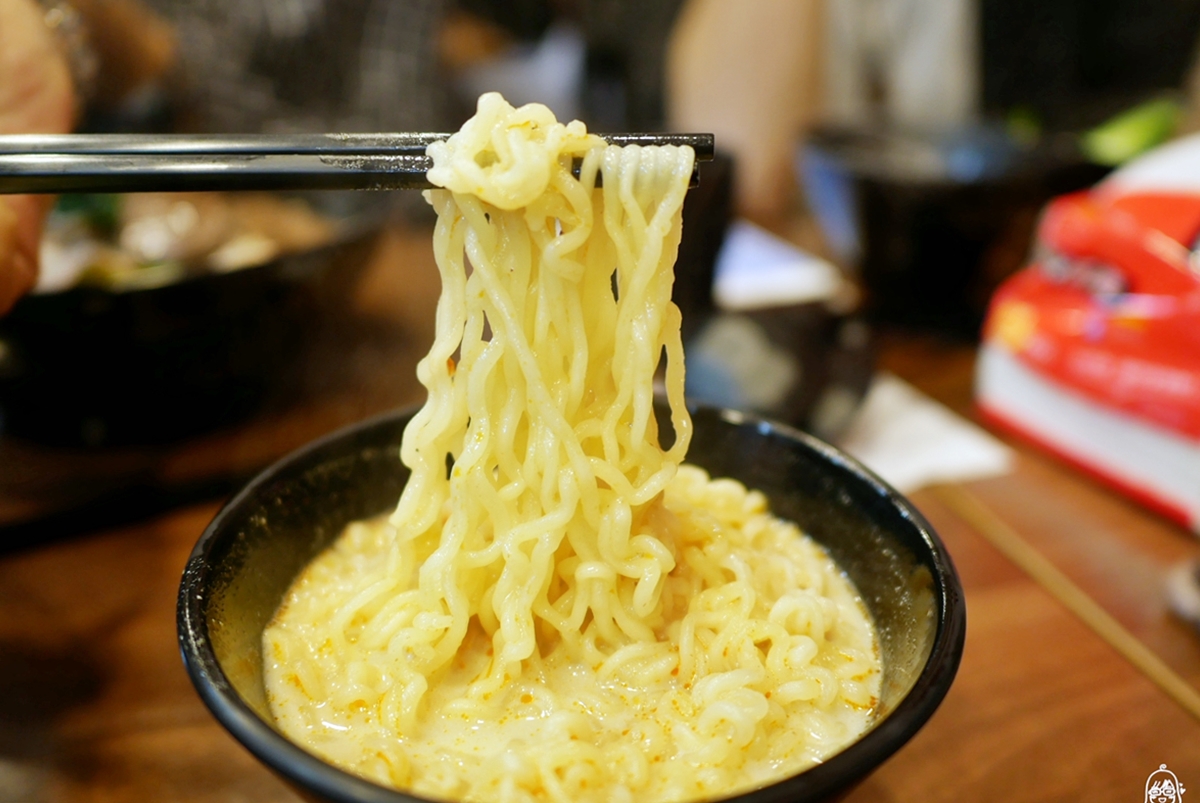 桃園 麻子辣蒙古麻辣燙 桃園中正店｜超平價高CP值 是麻辣燙也是小火鍋的蒙古麻辣湯底  香濃醇厚  麻而不嗆 不需沾醬就很夠味。