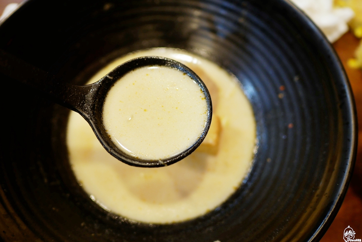 桃園 麻子辣蒙古麻辣燙 桃園中正店｜超平價高CP值 是麻辣燙也是小火鍋的蒙古麻辣湯底  香濃醇厚  麻而不嗆 不需沾醬就很夠味。