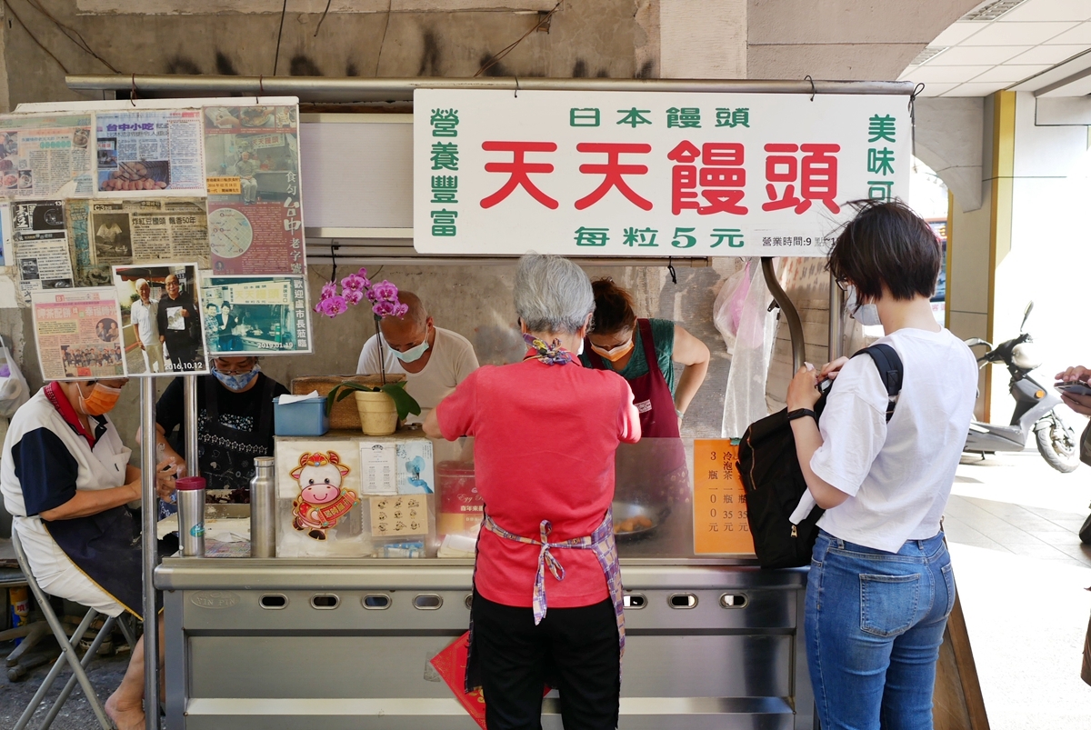 【台中】 第二市場 在地排隊老店 天天饅頭 – 天天手作｜一粒只要5元的街邊巷弄古早味甜點  賣了70年的日式炸紅豆饅頭小攤。