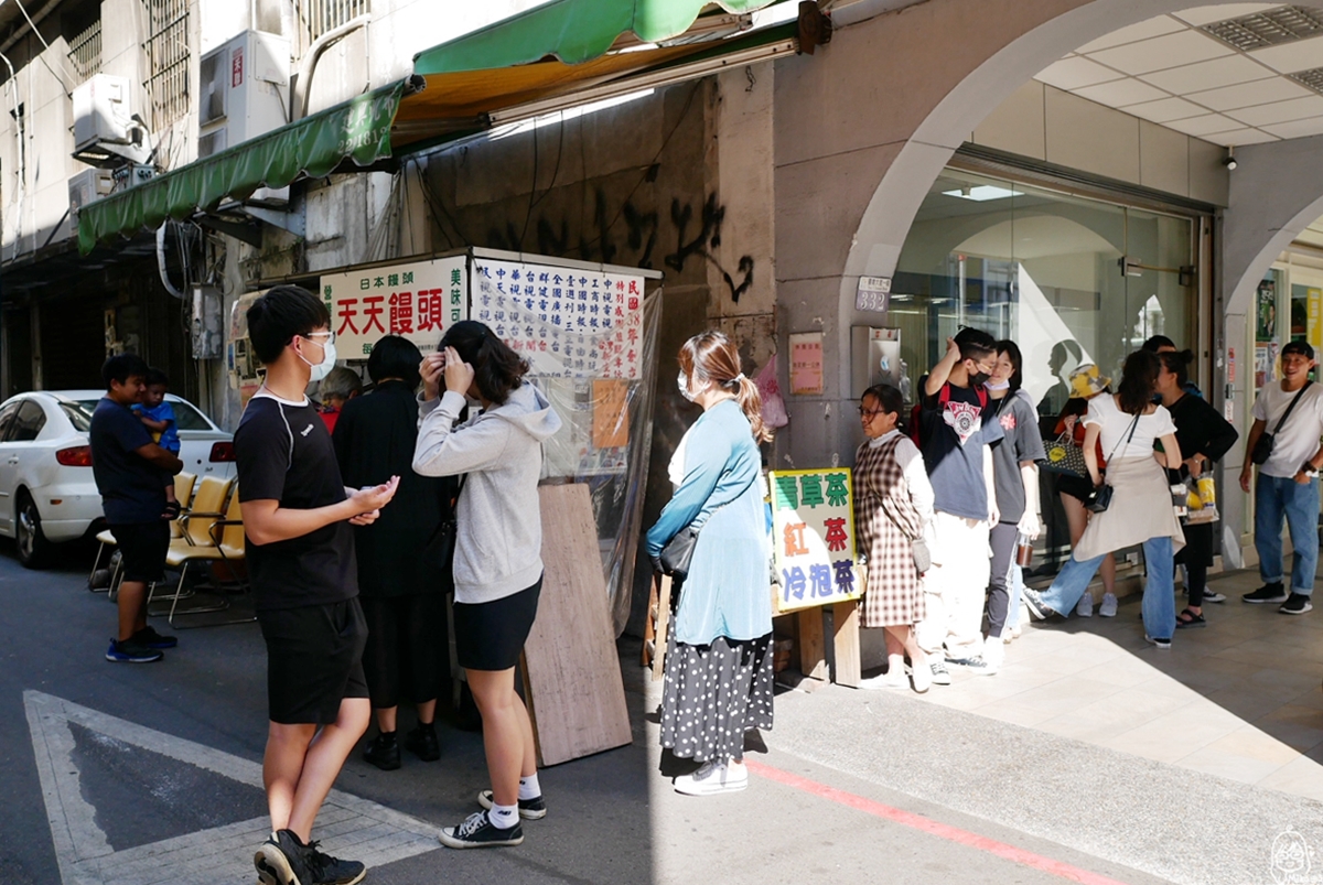 【台中】 第二市場 在地排隊老店 天天饅頭 – 天天手作｜一粒只要5元的街邊巷弄古早味甜點  賣了70年的日式炸紅豆饅頭小攤。