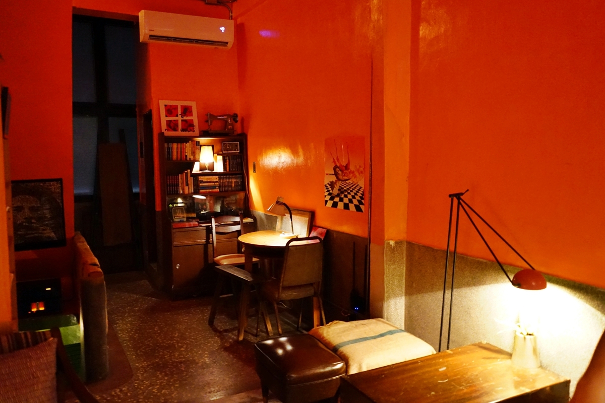 【基隆】啤 咖 酒｜委託行街區  70年老宅酒吧咖啡廳  音樂 咖啡 酒還有古董 。