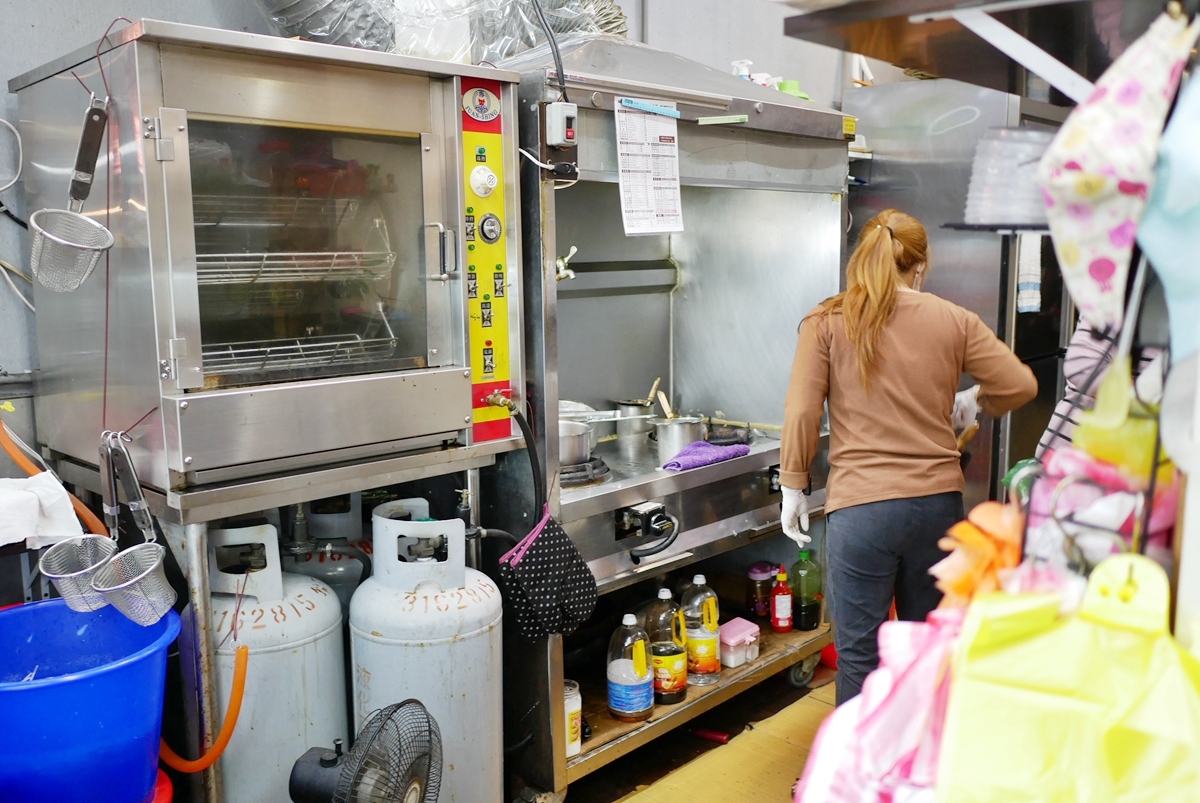 桃園  寶山街 回香越南美食館｜google評價4.3分 寶山黃昏市場旁 爽口夠味很夏天的平價越南小吃。