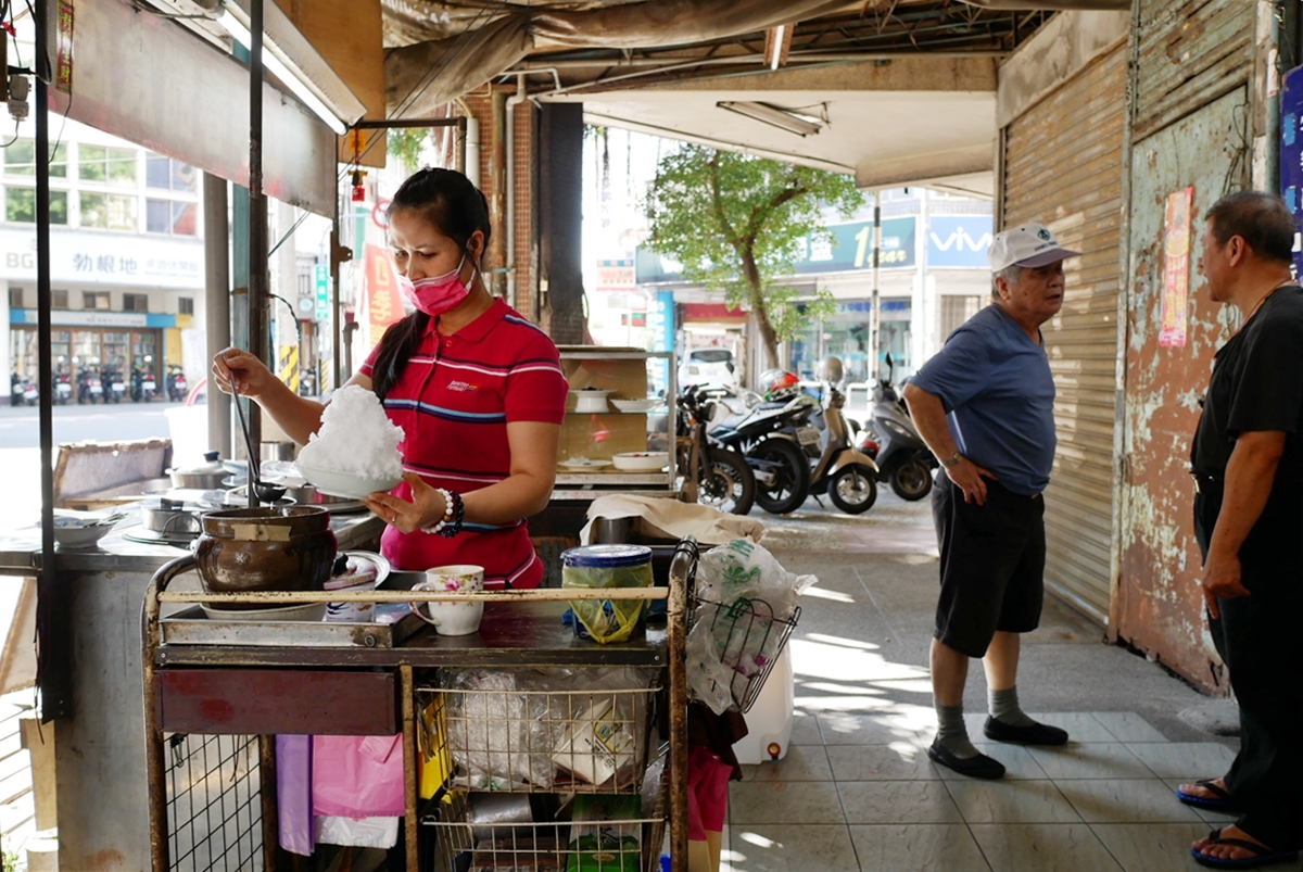 【台中】 第二市場   四季春甜食店｜台中最老冰店  手工慢製百年老店  推薦全台獨一無二『四神冰』必吃  這裡的四神冰竟然有五種料！？