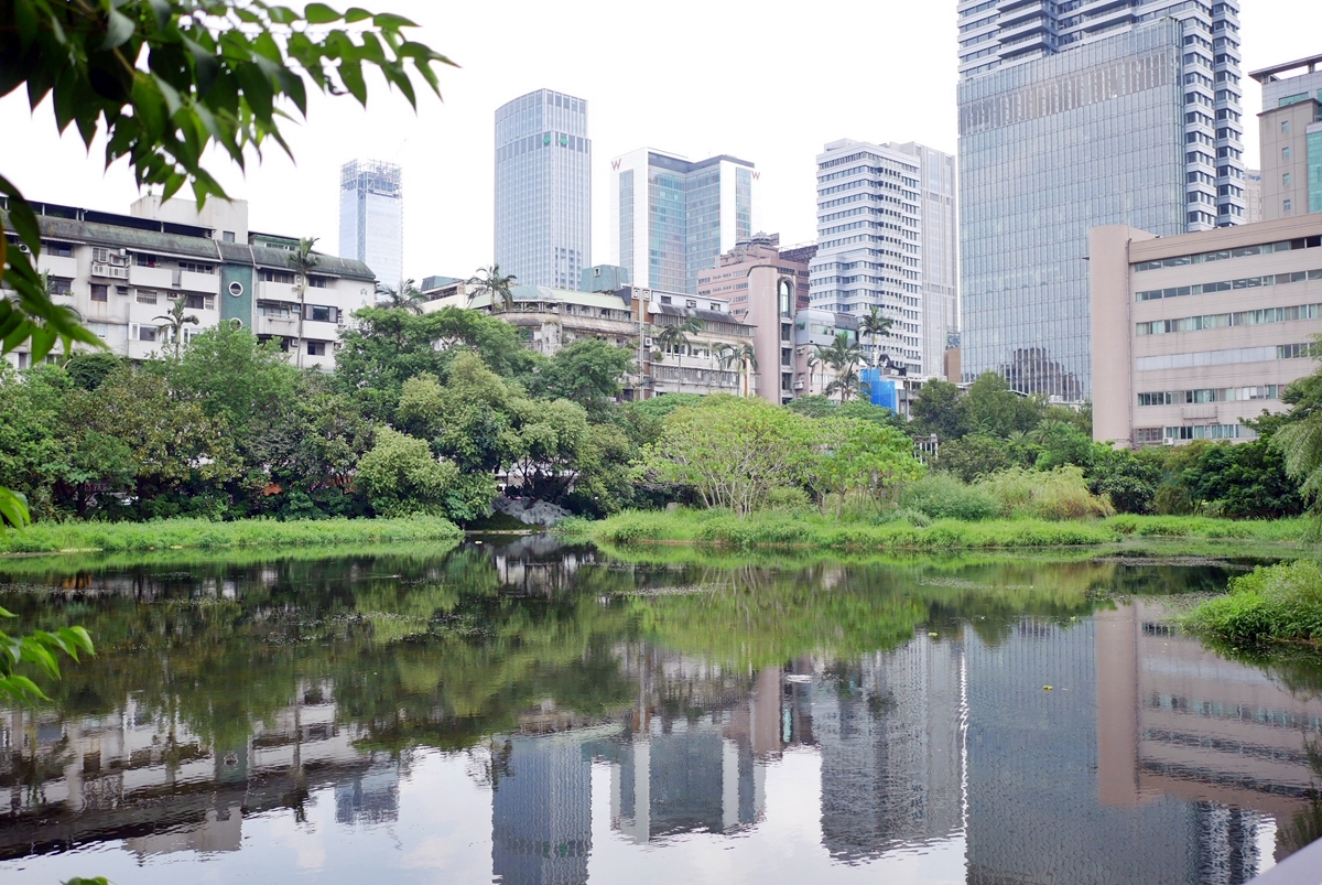 【台北】誠品行旅 eslitehotel ｜松山文創園區內，可眺望台北101夜景，還有近五千本大型書牆，是全台灣最有書卷氣的文青飯店。