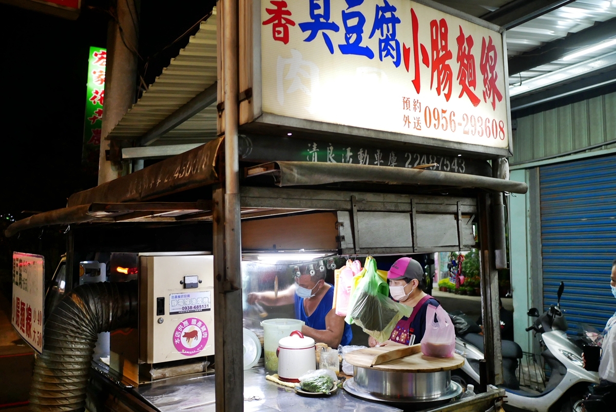 桃園  家香臭豆腐｜寶慶路貨車臭豆腐 google評價4.5顆星，還有網友說這是全桃園最好吃的炸臭豆腐！？大顆酸梅醃製的台式泡菜酸甜脆爽。