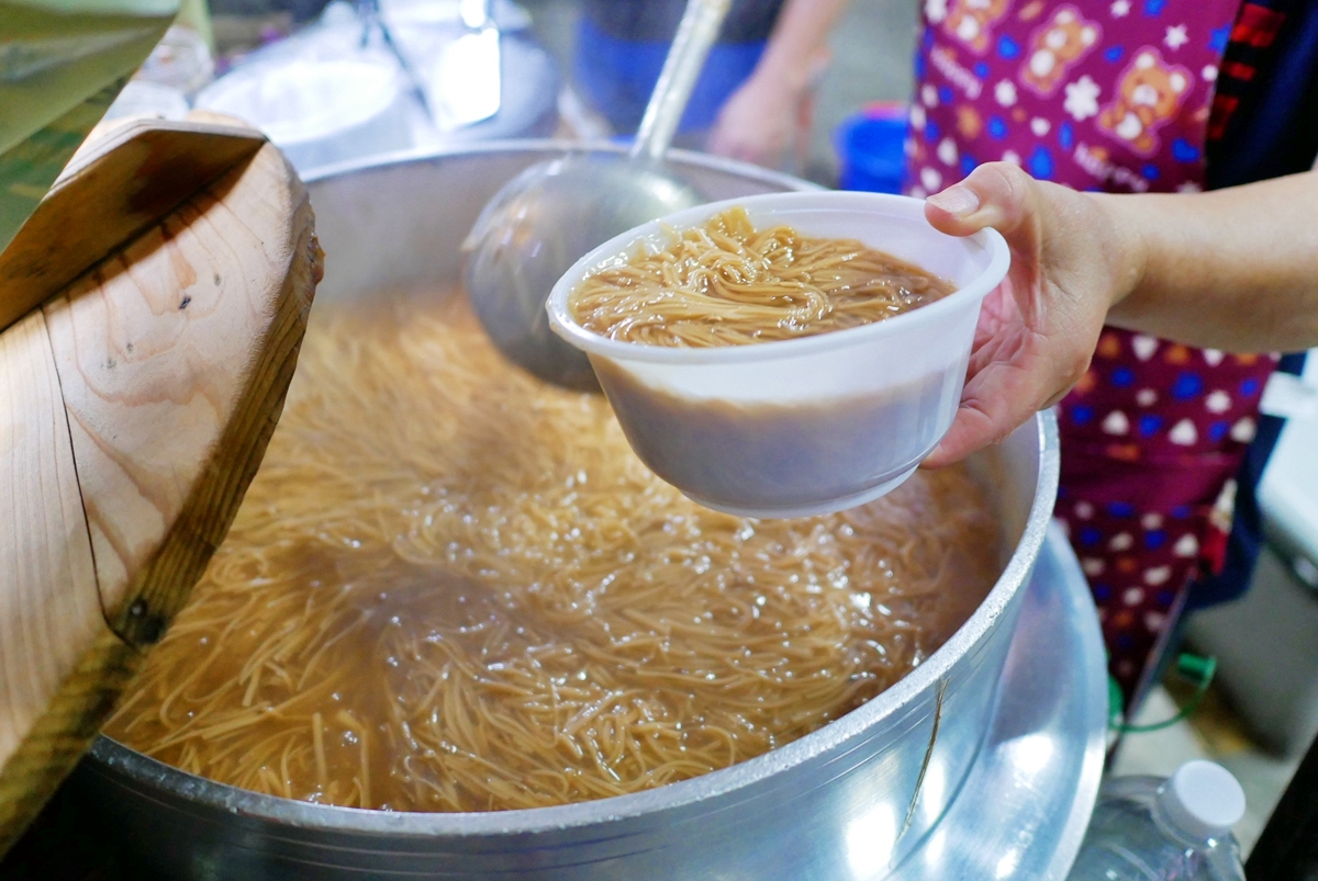 桃園  家香臭豆腐｜寶慶路貨車臭豆腐 google評價4.5顆星，還有網友說這是全桃園最好吃的炸臭豆腐！？大顆酸梅醃製的台式泡菜酸甜脆爽。