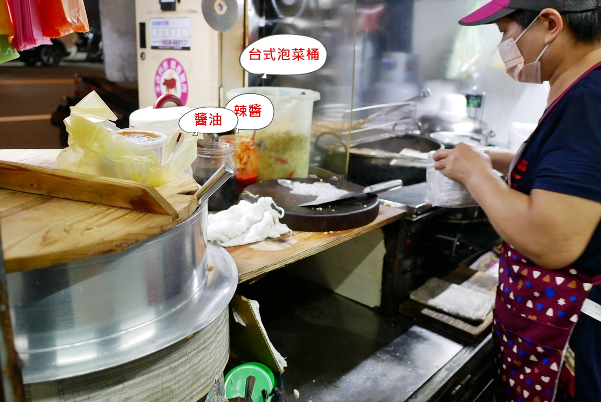 桃園  家香臭豆腐｜寶慶路貨車臭豆腐 google評價4.5顆星，還有網友說這是全桃園最好吃的炸臭豆腐！？大顆酸梅醃製的台式泡菜酸甜脆爽。