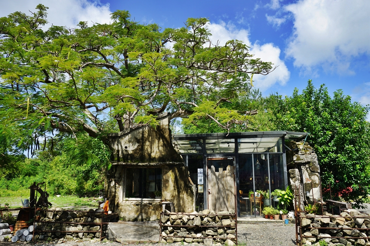 【屏東】 恆春 樹夏飲事｜廢墟風網美景點，依著百年鳳凰樹而建，殘破石屋中重生的玻璃屋。