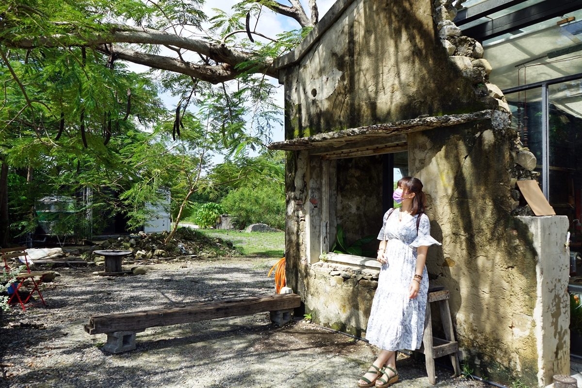 【屏東】 恆春 樹夏飲事｜廢墟風網美景點，依著百年鳳凰樹而建，殘破石屋中重生的玻璃屋。